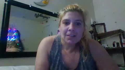 Snapshot of mandilube39 chatting on March 2, 2025, 6:27 am mindy22 online show from March 2, 2025, 6:27 am