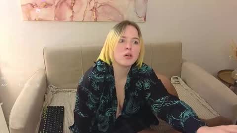 manic_pixie_ online show from February 11, 2025, 2:24 pm