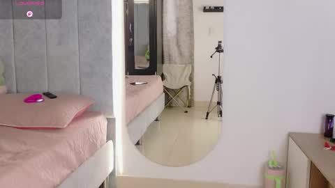 Snapshot of manu_montoya_ chatting on May 13, 2026, 5:10 pm Manu online show from May 13, 2026, 5:10 pm