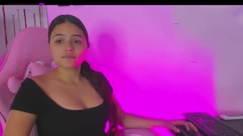 maraxrivera online show from March 3, 2025, 6:01 pm