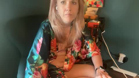 Snapshot of margolane chatting on October 22, 2025, 3:34 pm Elle online show from October 22, 2025, 3:34 pm