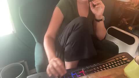 Snapshot of margolane chatting on October 23, 2025, 4:06 pm Elle online show from October 23, 2025, 4:06 pm