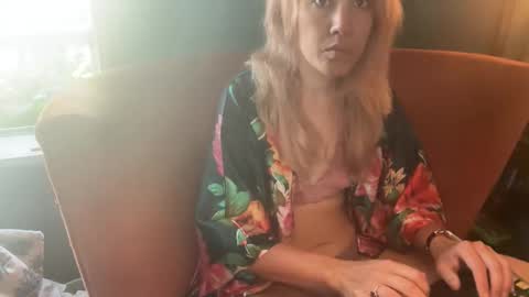 Snapshot of margolane chatting on October 27, 2025, 3:05 pm Elle online show from October 27, 2025, 3:05 pm