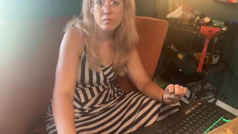 Snapshot of margolane chatting on October 28, 2025, 3:14 pm Elle online show from October 28, 2025, 3:14 pm