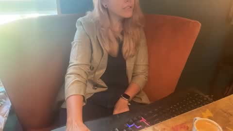 Snapshot of margolane chatting on October 29, 2025, 3:14 pm Elle online show from October 29, 2025, 3:14 pm