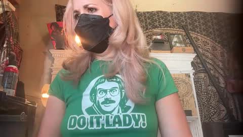 Snapshot of margolane chatting on October 31, 2025, 4:30 pm Elle online show from October 31, 2025, 4:30 pm