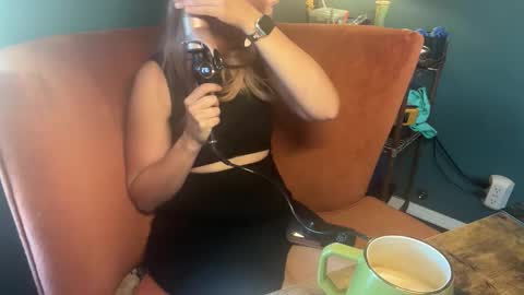 Snapshot of margolane chatting on November 6, 2025, 1:45 pm Elle online show from November 6, 2025, 1:45 pm