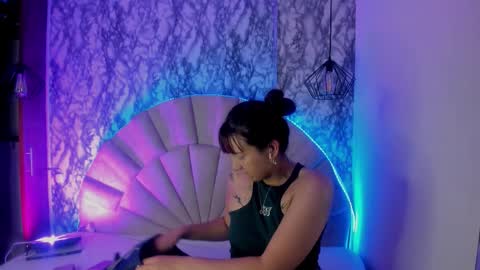   online show from October 25, 2025, 12:02 pm