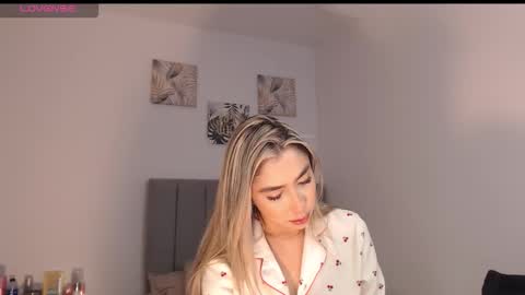 Mariana online show from March 18, 2026, 2:47 am