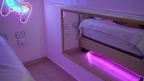 marianagiraldo_ online show from April 28, 2026, 11:26 am