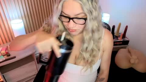 Snapshot of marianl0ve chatting on April 13, 2026, 10:21 am Marian Love online show from April 13, 2026, 10:21 am