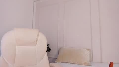 Maria Pettit online show from February 1, 2025, 12:29 am