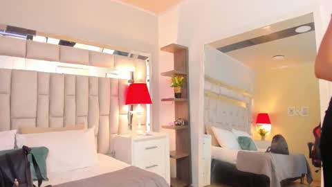 mariiahneedles online show from November 18, 2025, 11:48 pm