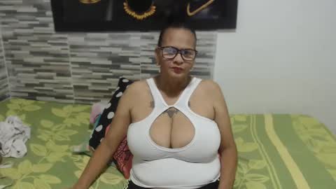 Snapshot of marinamilf chatting on January 2, 2025, 3:26 am Marina online show from January 2, 2025, 3:26 am