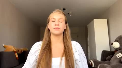 Amelia online show from September 21, 2025, 9:22 am