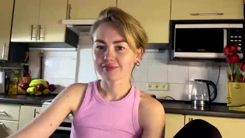 Snapshot of martaluna_ chatting on April 18, 2026, 8:53 pm Marta online show from April 18, 2026, 8:53 pm