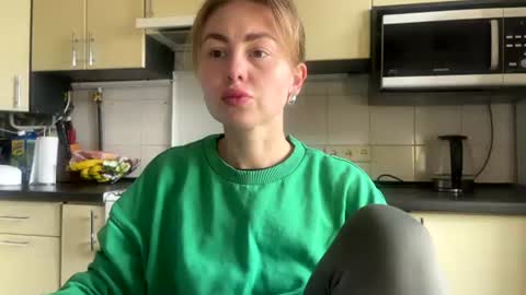 Snapshot of martaluna_ chatting on April 21, 2026, 12:00 pm Marta online show from April 21, 2026, 12:00 pm