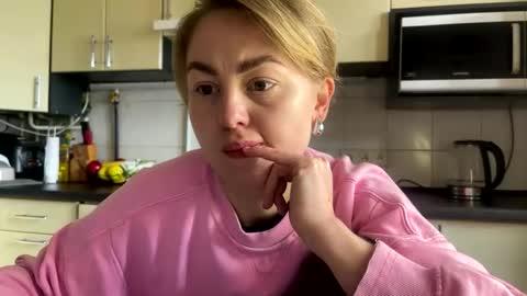 Snapshot of martaluna_ chatting on April 22, 2026, 9:11 am Marta online show from April 22, 2026, 9:11 am