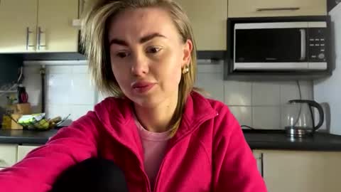 Snapshot of martaluna_ chatting on April 24, 2026, 3:58 pm Marta online show from April 24, 2026, 3:58 pm