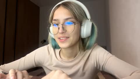 Kira online show from September 20, 2025, 1:12 pm