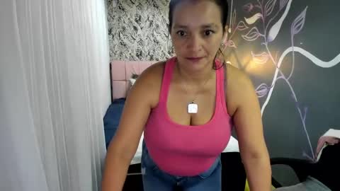 Marylin online show from March 4, 2025, 7:32 pm