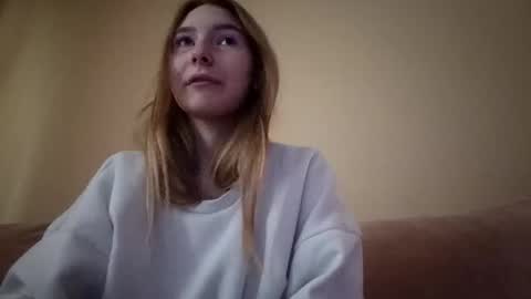 Hi My name is Elina Im 18 years old. online show from September 23, 2025, 6:38 am