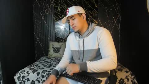 massimo_vidal online show from February 14, 2026, 12:02 pm