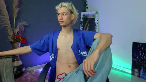 Snapshot of mattias_dantee chatting on October 18, 2025, 12:17 pm mattias online show from October 18, 2025, 12:17 pm