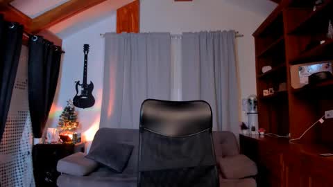 Snapshot of max_dic1 chatting on January 6, 2025, 11:51 am max D. online show from January 6, 2025, 11:51 am