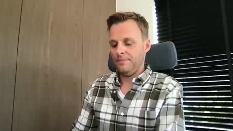 Max take off clothes online show from September 30, 2025, 9:25 am