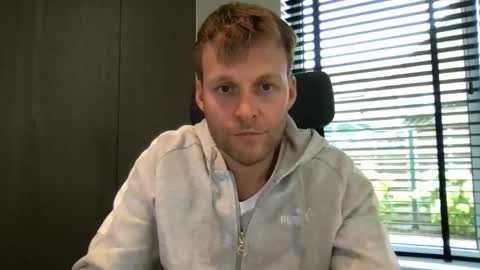 Max take off clothes online show from October 7, 2025, 8:44 am