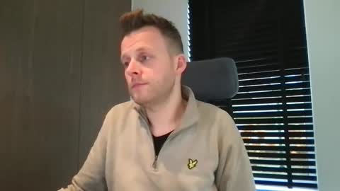 Max take off clothes online show from November 13, 2025, 11:53 am