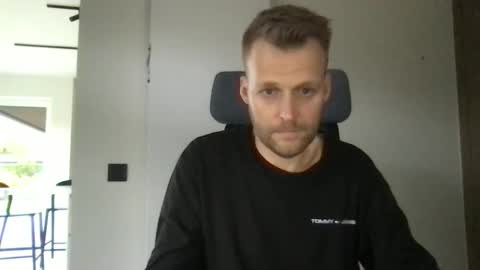 Max take off clothes online show from February 6, 2026, 9:01 am