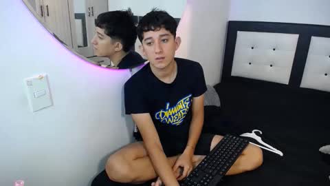 Snapshot of maximo_and_isa chatting on November 4, 2025, 8:19 pm -- maximo and isa -- online show from November 4, 2025, 8:19 pm