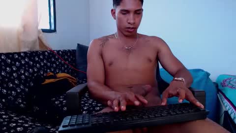 Maximo Aron Vega online show from December 4, 2024, 6:39 pm