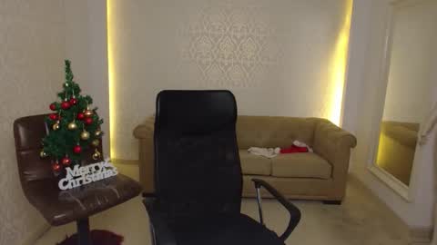 MaxKaiden online show from December 22, 2025, 5:43 pm