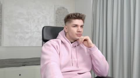 MaxKaiden online show from April 3, 2026, 4:21 am