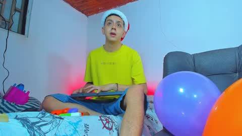 Snapshot of maxowens_oficial chatting on December 24, 2024, 10:39 pm MAX online show from December 24, 2024, 10:39 pm