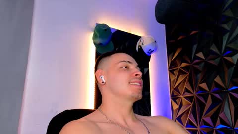 MAX online show from November 4, 2025, 9:58 pm