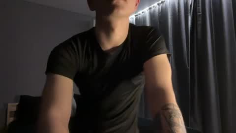 Snapshot of maxwoolf chatting on April 19, 2026, 2:27 pm Max online show from April 19, 2026, 2:27 pm