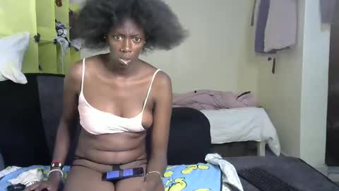 Snapshot of maxxinepetite chatting on February 16, 2025, 11:26 pm maxxinepetite online show from February 16, 2025, 11:26 pm