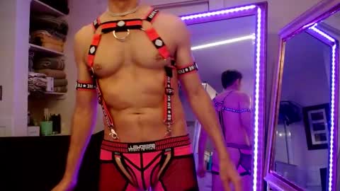 Snapshot of maxxxbates chatting on February 15, 2026, 1:57 am Maxxxbates online show from February 15, 2026, 1:57 am