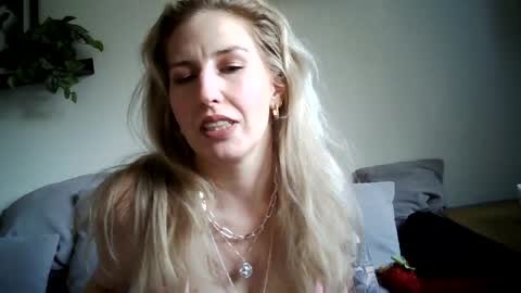 Snapshot of may4jay chatting on August 8, 2026, 5:37 pm may4jay online show from August 8, 2026, 5:37 pm