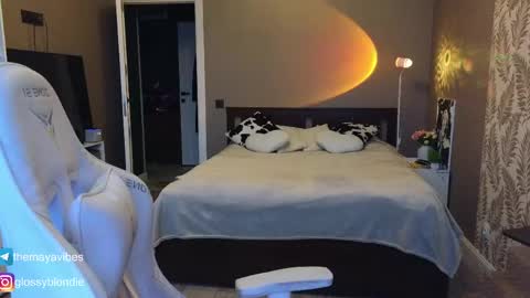 Maya online show from April 16, 2026, 3:51 am