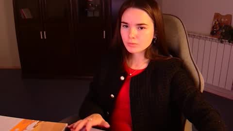 maybloom_ online show from November 5, 2025, 5:40 am