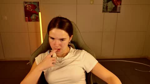 maybloom_ online show from November 22, 2025, 5:28 am