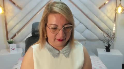 Snapshot of maylinleee chatting on March 11, 2025, 11:44 am Mailyn online show from March 11, 2025, 11:44 am