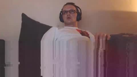 Snapshot of mcmike_es chatting on January 5, 2025, 12:20 am Mike online show from January 5, 2025, 12:20 am