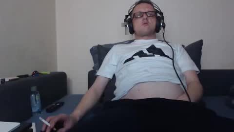 Snapshot of mcmike_es chatting on October 6, 2025, 8:17 pm Mike online show from October 6, 2025, 8:17 pm