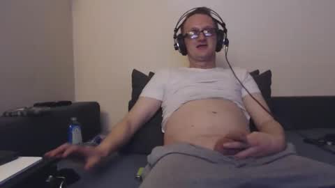 Snapshot of mcmike_es chatting on October 10, 2025, 8:57 am Mike online show from October 10, 2025, 8:57 am